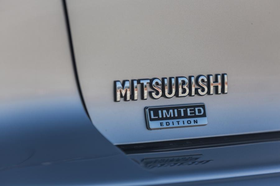 Логотип Mitsubishi Lancer Limited Edition 2017 года  (NA) (фото 17 из 29)